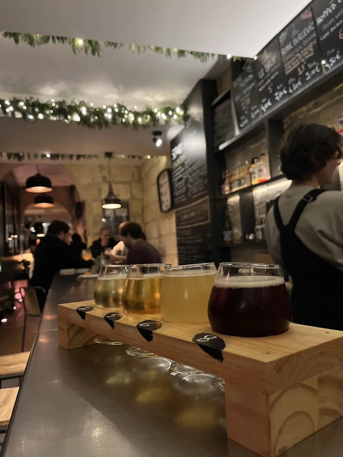 Ambiance de la cave voûtée du Judor Bar
